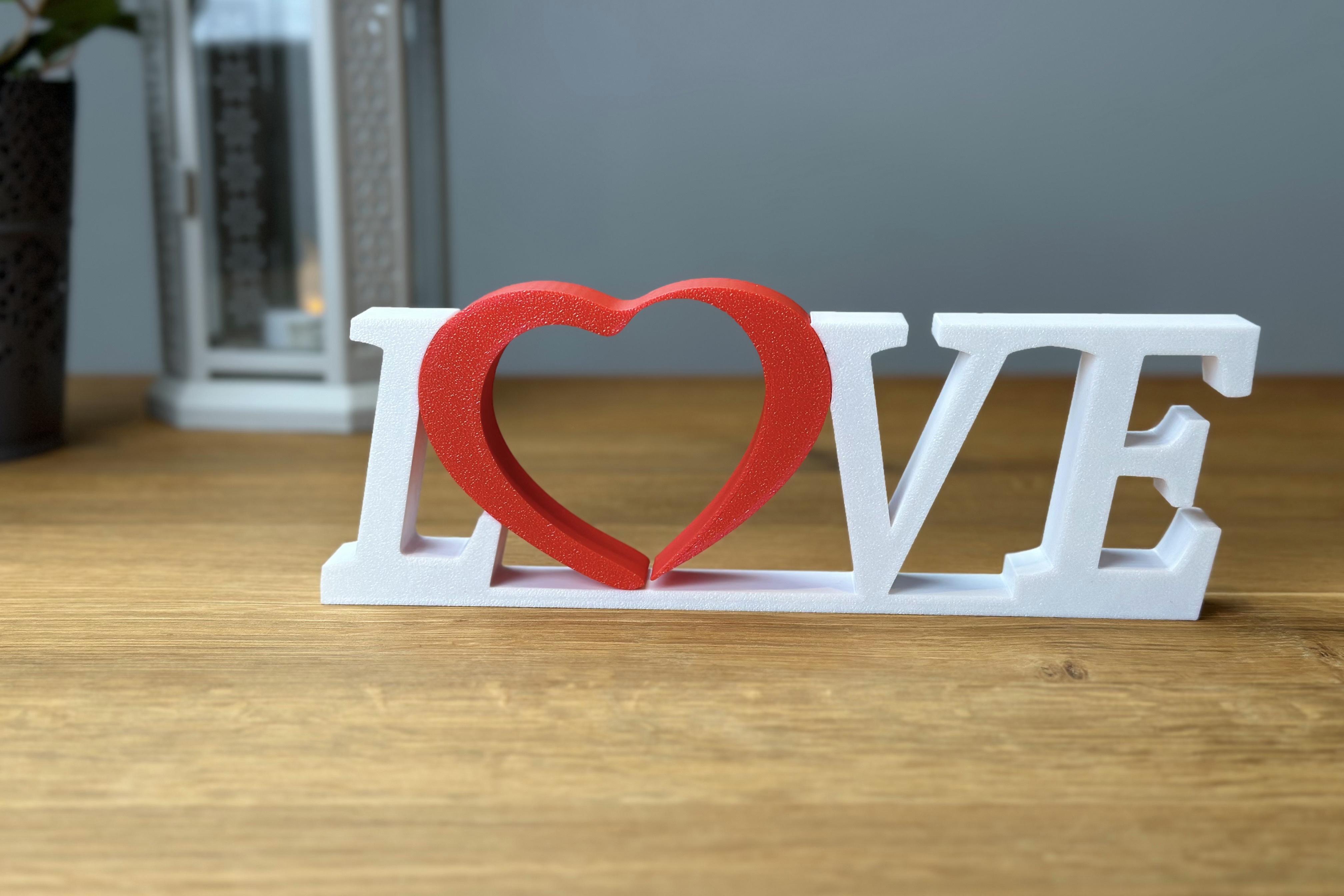 Dekoration Schrift "Love" mit rotem Herz für dein Zuhause oder perfektes Geschenk für Freunde / Familie